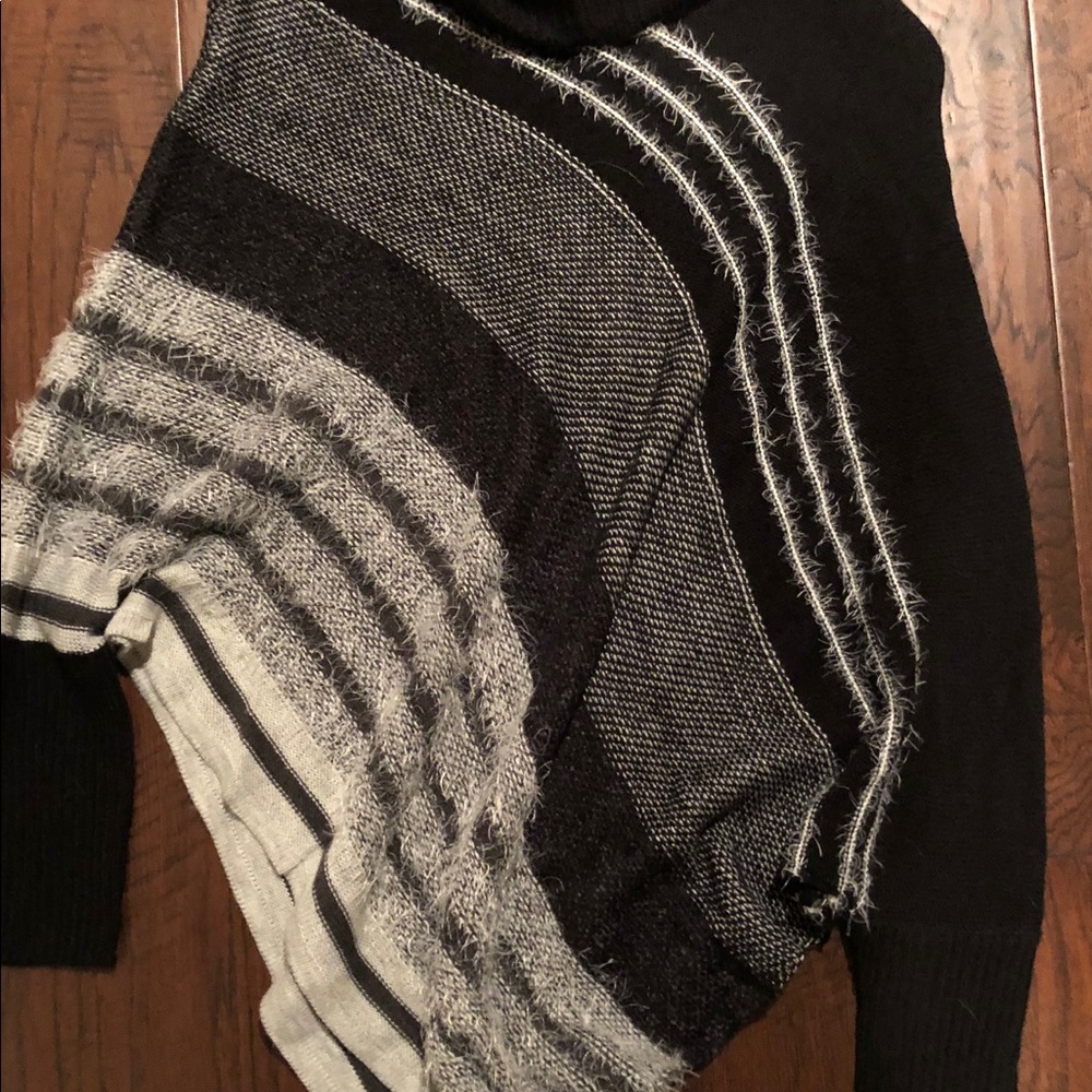New Directions poncho style blk/white/gray sweater